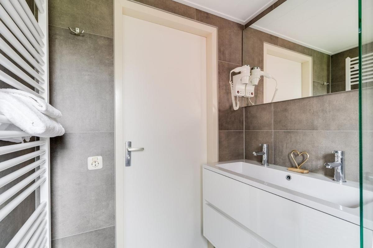 Kleine Zanglijster I Prachtig Huisje Nabij Bosrand Zwiggelte Bagian luar foto