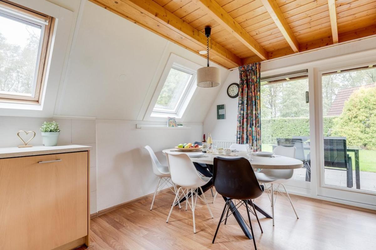 Kleine Zanglijster I Prachtig Huisje Nabij Bosrand Zwiggelte Bagian luar foto