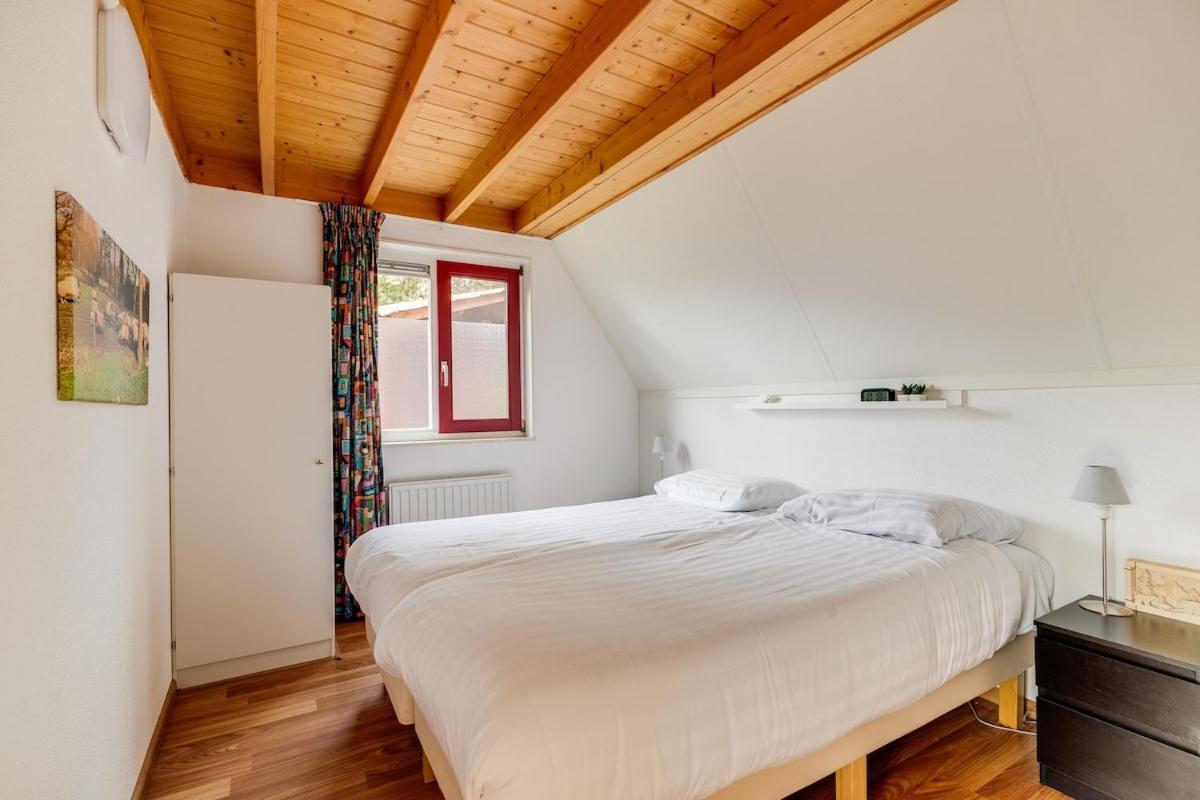 Kleine Zanglijster I Prachtig Huisje Nabij Bosrand Zwiggelte Bagian luar foto